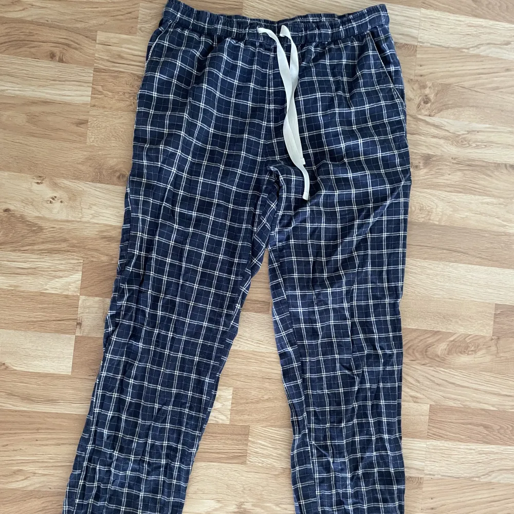 Blå pyjamasbyxor från Change, jag är 175 💓. Jeans & Byxor.