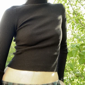 Kort polotröja <3 - En cropped svart polotröja med en randig textur! Säljer då jag inte har använt på flera år <3 (frakten kanske inte är de som står) 