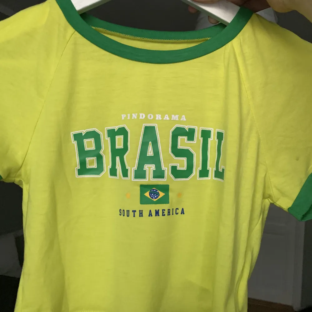 Super snygg brazil tröja som är perfekt till sommaren och är trendig just nu! Den är ganska liten i storleken så sitter som s/xs. T-shirts.