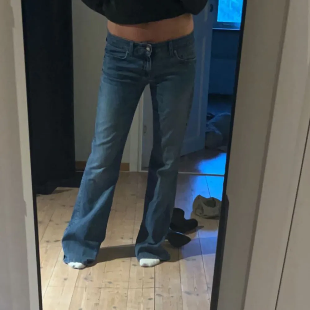 Najs lågmidjade jeans, säljer då jag har andra liknande 💓 Jag är 168 cm . Jeans & Byxor.