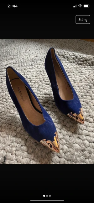 Blåa ssmmetspums med guldtå - Använda en gång. Storleken 39.