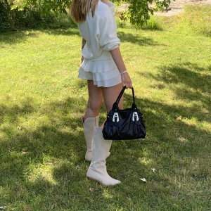 BEIGA BOOTS - Fett kattiga ”cowboy” boots i beige färg💛 Endast använda en gång, när jag skulle ta dessa bilder. Tyvärr har de alltså aldrig kommit till användning så därav säljer jag🩷Tveka inte att höra av dig om du ha tånges frågor! Möts endast upp i Stockholm🩵