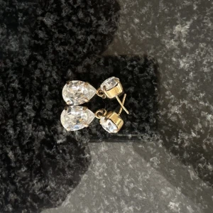 Örhängen Caroline Svedbom - Örhängen från Caroline Svedbom🌸Guld med silversten✨ ”Pluppar” medföljer ej. Nypris: 795kr Säljes för: 375kr