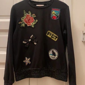 Tröja med märken i storlek S - Tröja i sweatshirt tyg med olika märken på i storlek S säljes för 250kr. Jag kan skicka eller träffas i Stockholm city. Använd gärna köp nu knappen. Köparen står för frakten såklart. 