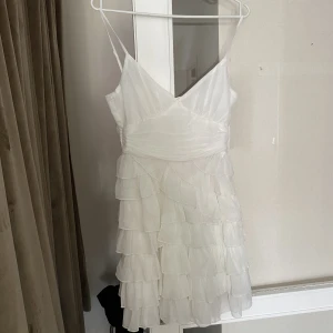 Klänning  - Klänning från NAKD, aldrig använd. Prislapp osv sitter kvar.  Säljer pågrund av att jag aldrig fick användning för den.  Nypris 500