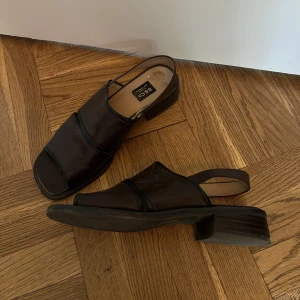 Lädersandaler - Sandaler i läder. Liten klack, väldigt sköna att gå i. 