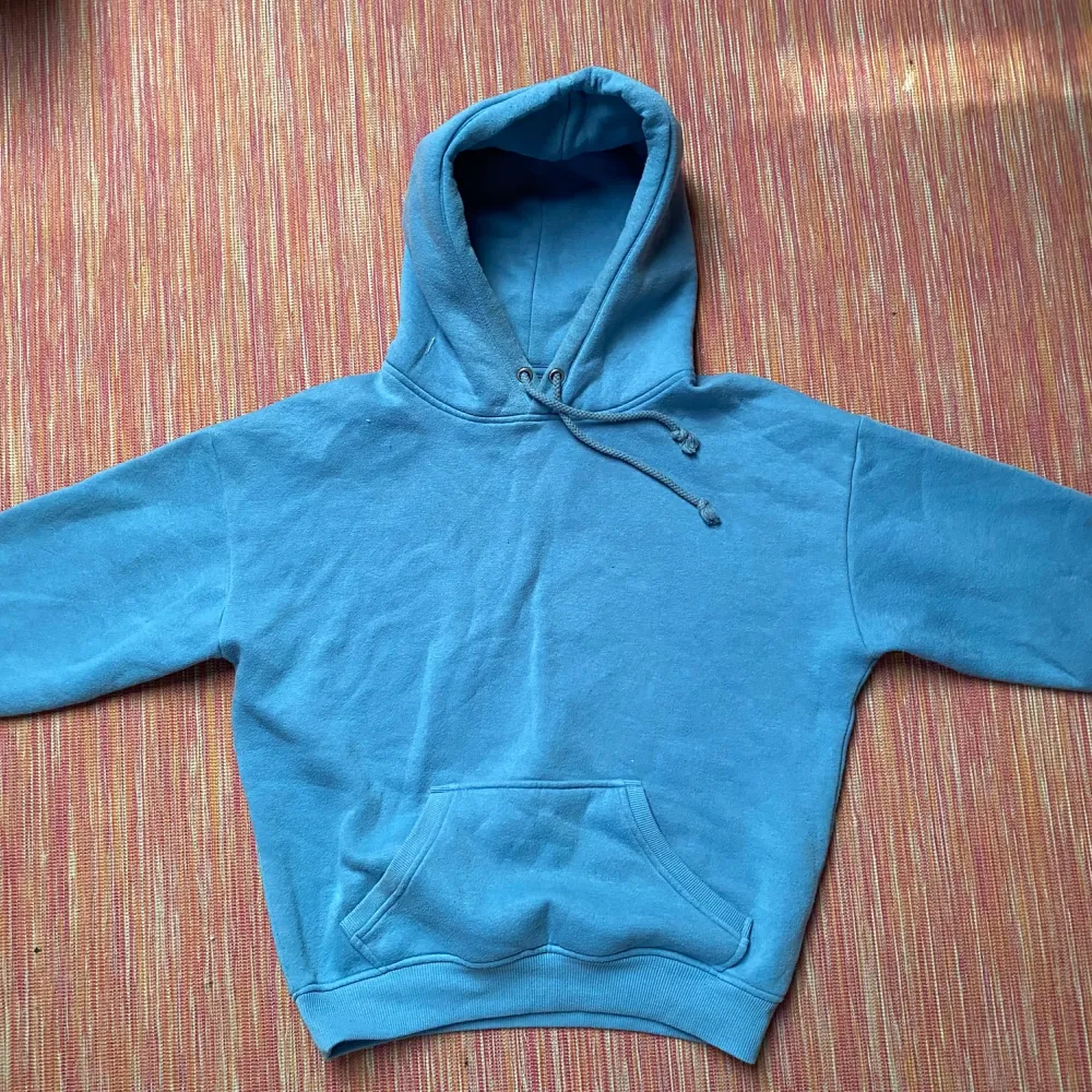 Använt en del såå den har några få nåppror men skulle ändå säga att den är i bra skick. Det står att den är xs men skulle även passa s. Hoodies.