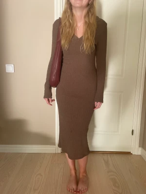 Klänning - Snygg brun klänning från Topshop, men kommer ej till användning längre och därför säljer jag den! Väldigt stretchigt material så passar nog de allra flesta🥰