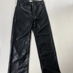 Skinn byxor  - Säljer dessa skit snygga fake skinn byxor då dom tyvär inte passar längre