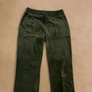 Juicy byxor - I färgen dark Moss. bra kvalite ej noppriga