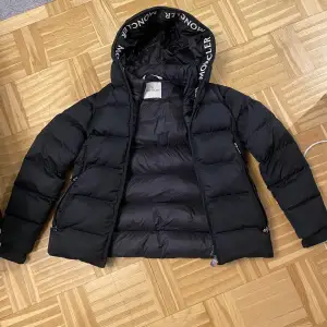 Moncler jacka storlek 4 