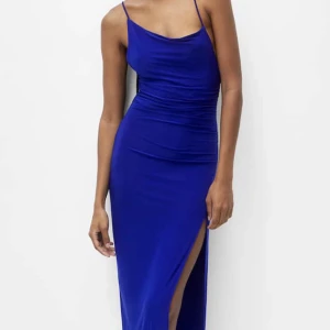 Pull&Bear klänning  - Köpt på Pull&Bear för 400:- Använd en gång därav säljer jag den. Nyskick