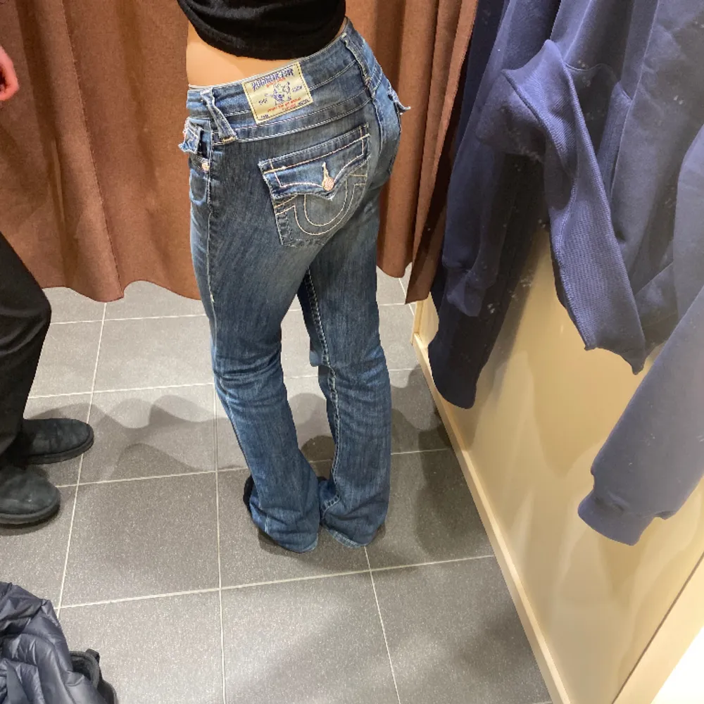 Säljer dessa dröm jeansen, säljer då ja tycker dom är lite för stora för min smak. Dom har inte en ända defekt alltså som nya!!🥰🥰 Innerbenet 85cm midjemått 39. Jeans & Byxor.