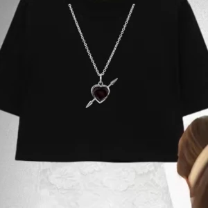 Topp!! - Svart kort tshirt! Kan stylas med en spetstopp under eller bara själv ❣️lånade bilder⚠️