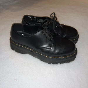 Låga dr martens, hög sula - Sparsamt använda läder dr martens som jag köpte för 2 år sen. Snygga till det mesta och visar knappt nå tecken på att de är använda. Kan stylas formellt eller vardagligt. Nypris 2195, mitt pris 1100 Strl 43.  Skriv vid fler frågor!