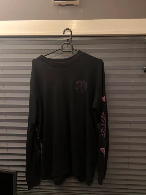 Alien  - Cool shirt dud!!! Quite worn but still feels new and fresh. feel free to ask questions 