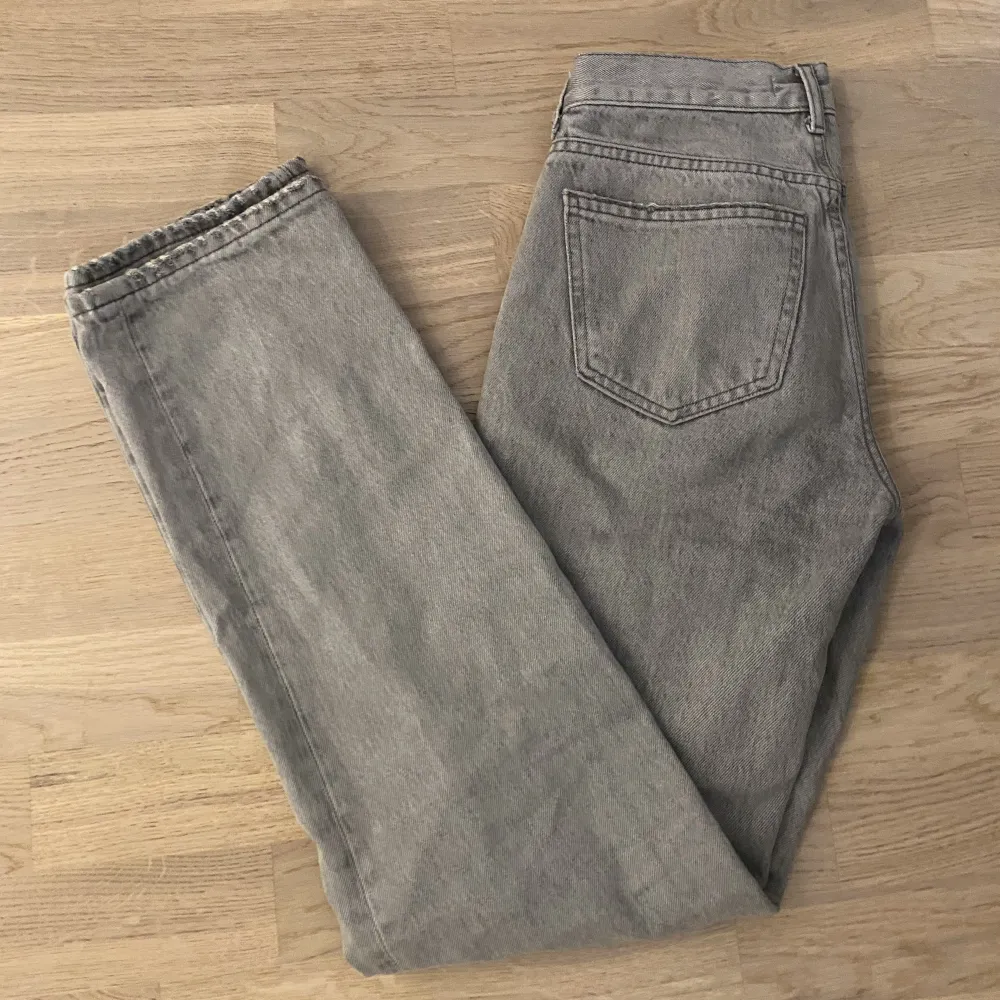 Säljer mina low straight jeans i färgen ljus grå från Gina tricot på grund av att jag knappt använt dem och det har blivit för små. Ordinarie pris 500kr men säljer för 300kr priset kan diskuteras. Skriv om det är några funderingar eller om fler bilder.. Jeans & Byxor.