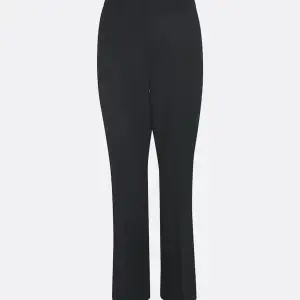 Svarta kostymbyxor från bikbok i mid-waist midja. Säljer då jag inte gillar hur dom sitter, men dom är perfekt i längden på mig som är 160 cm🩷 (hör av dig för fler bilder, nypris 499kr)