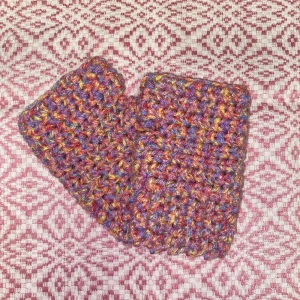 Fingerlösa vantar - Rosa vantar som är gjord utav mjukt akrylgarn.