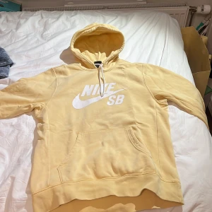 Nike sb tröja - Nike sb tröja. Ganska använda men inga marken på den. Pris kan diskuteras 