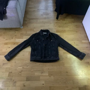 Samsøe samsøe jeansjacka - En riktigt snygg jeansjacka från samsøe samsøe i bra skick. Passar storlek S/M