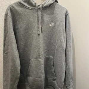 Hoodie nike  - Grå hoodie från nike.