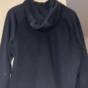 hoodrich nike tech - Hej, säljer då det är tjejversionen och jag vill ha killversionen och den är för stor.☺️dragkedjan är lite glapp men inget stort som stör 💕