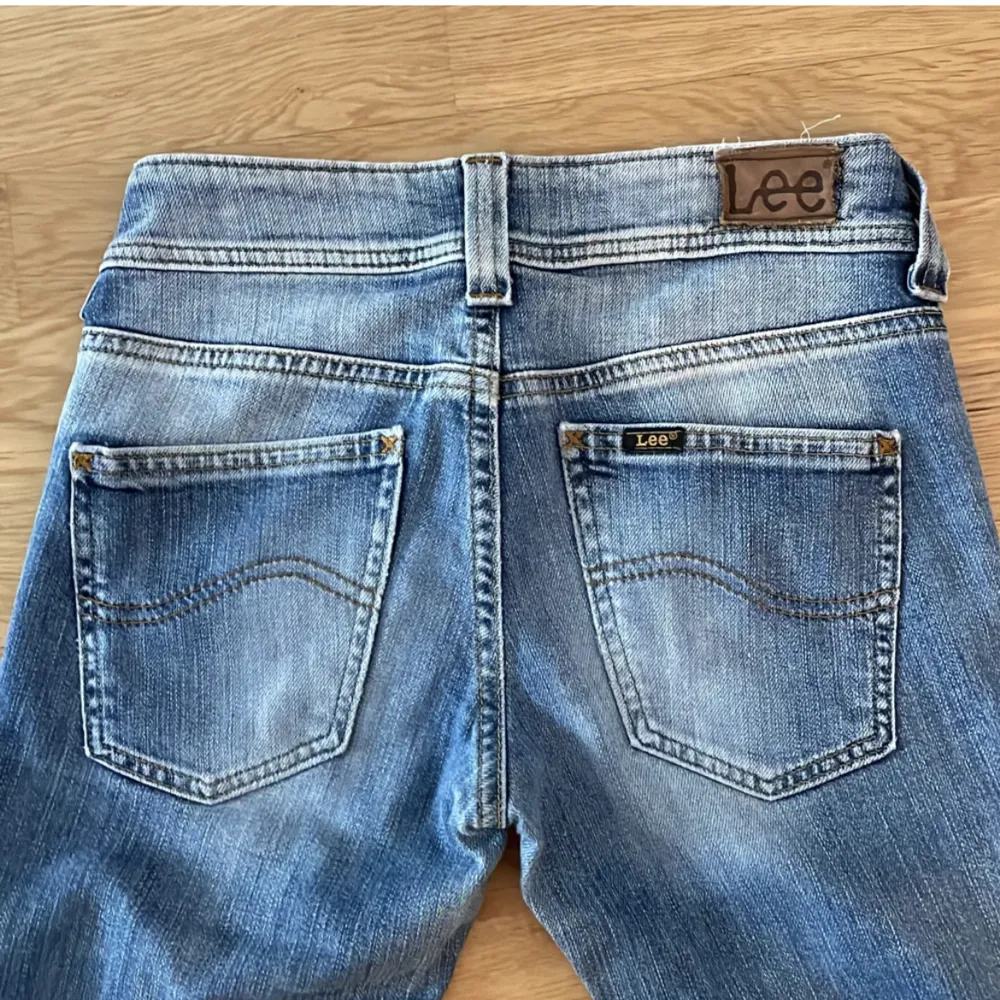 Säljer dessa jättegulliga Lee jeans i strlk 32 pga att dem tyvärr är för korta för mig💓Passa på nu när det är fri frakt! . Jeans & Byxor.