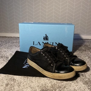 Lanvin - Ett par använda och slitna lanvins men har ändå mycket kvar att ge. Skick 6/10 har lite små defekter.