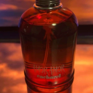 cacharel parfym - hej, säljer då jag fick den i födelsedagspresent, men jag har inte använt den utan den har bara stått då jag bara använder ariana grande parfym.☺️💕obs det följer ej med original förpackning.