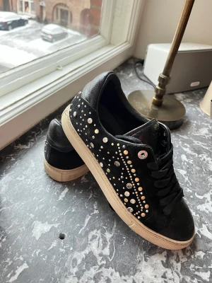 Zadig skor  - Zadig & Voltaire sneakers  Stl 38 Nypris 4000  Köptes förra året, mycket bra skick 💖Pris kan diskuteras vid snabb affär
