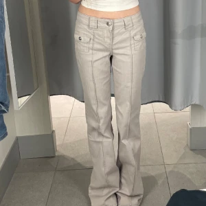 Hm Low waist jeans - Säljer dessa jättesnygga jeans då de tyvär inte kommer till användning. De är bara använda Ca 3 gånger och i väldigt bra skick! kom privat om du har frågor! 