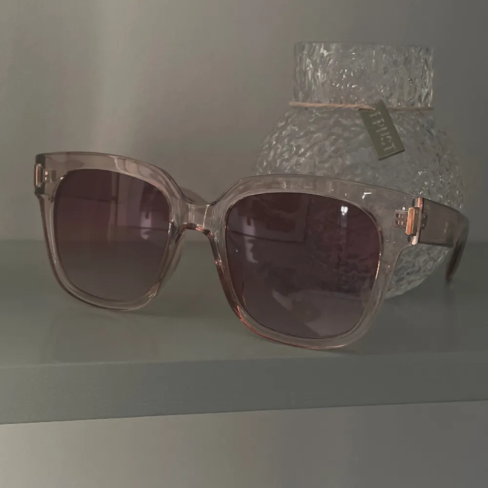 Solglasögon i beige/rosa färg. Dupe på Chimi.. Accessoarer.