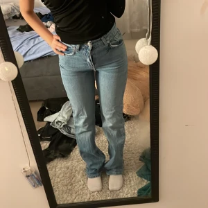 blåa jeans - ett pr blåa högmidjade jeans, säljer eftersom de kommer ej till användning längre.