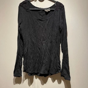 Långärmad topp från H&M strl M - Begagnat skick.