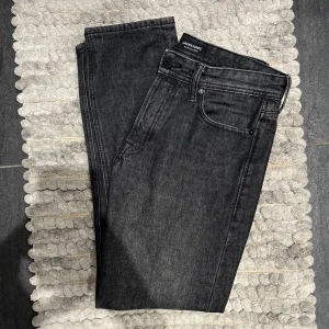 Jack & Jones Chris Loose Jeans - Snygga jeans från Jack And Jones i den populära modellen Chris Loose i storleken 31/31, fint skick 