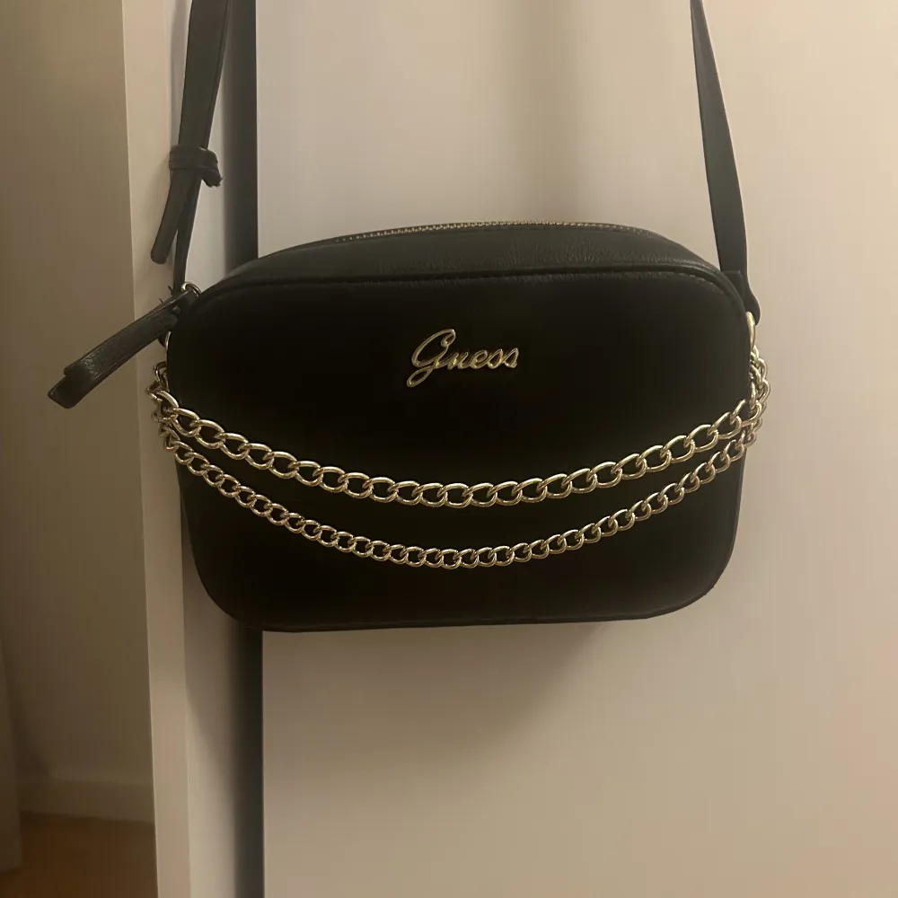 Äkta guess väska med justerbara band, går att använda som shoulder bag och cross body väska. Knappt använd och i fint skick. Dustbag medföljer🤍🤍. Väskor.