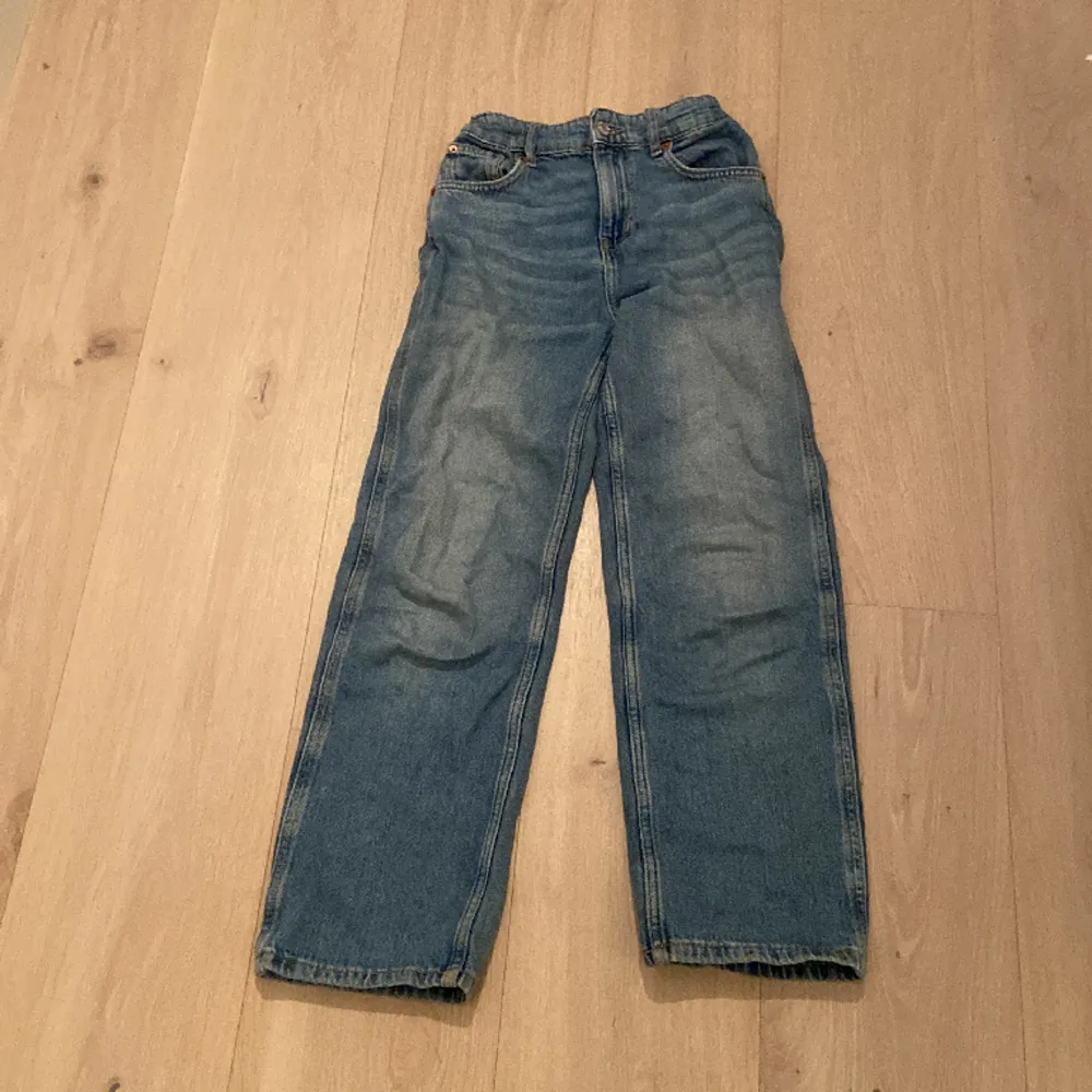 Vanliga vida jeans som är köpta på Zara     De är i bra skick😃. Jeans & Byxor.
