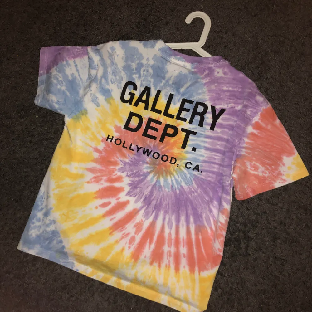 Gallery dept t shirt size s fits M. T-shirts.