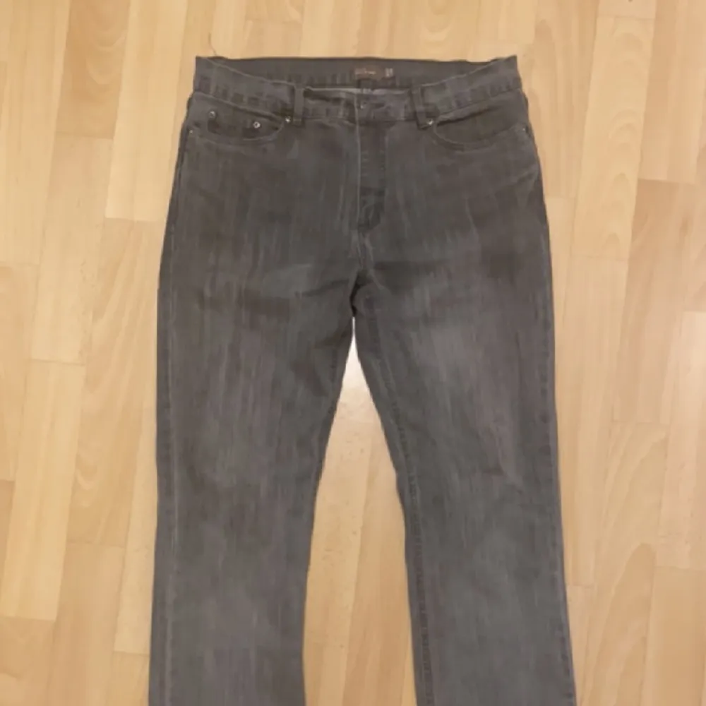 Ett par gråa jeans som jag aldrig använder, har gjort ett litet snitt längst ner för att dom ska bli lite mer bootcut. Jeans & Byxor.