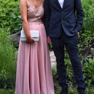 Balklänning - Världens finaste balklänning som tyvärr aldrig kommer att användas av mig igen 🥹 Använd 1 gång och är i mycket fint skick. Inköpt för 4000 kr. Jag är 166 lång. Storlek 38 men passar även en 36 som jag är 🥰 