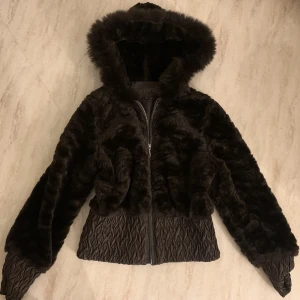 Brun y2k pälsjacka  - ·:*¨༺fett snygg brun pälsjacka står xxl men sitter som en S eller  M🤎skriv för mer bilder eller mått!<3