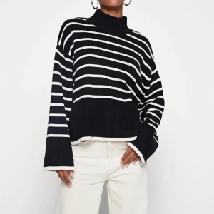 Tyra knitted sweater  - Randig stickad tröja från Gina tricot med små slits vid sidorna. Super fin och endast använd några gånger. Storlek S men har en lös passform så passar både större och mindre storlekar❤️