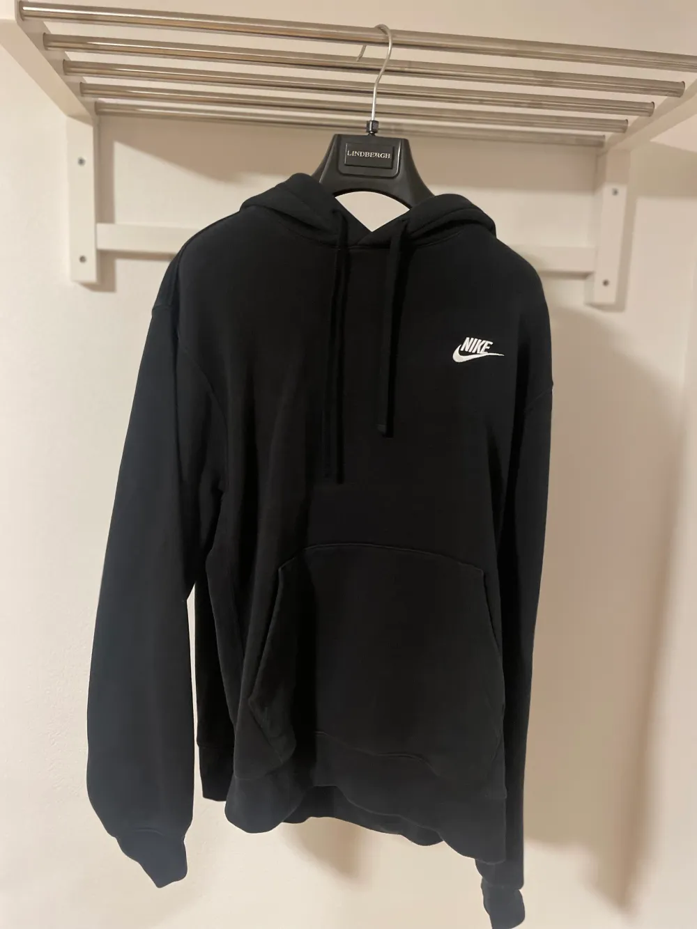 Nike hoodie i färgen svart, Storlek M.  Fint skick, inga skavanker. Köp för 149 kronor. Nypris 549 kronor . Hoodies.