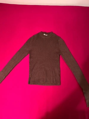 Brun topp - Superfin brun topp med slits på ärmarna, älskar denna men passar mig tyvärr inte längre!! Sitter såå snyggt och har max använts 1-2 gånger (inga defekter)!! 💕💕