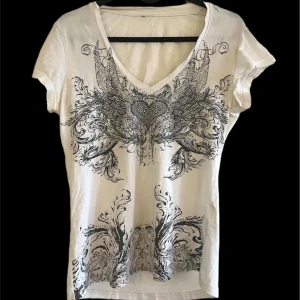 Super cool tröja - Supersnygg tröja med strass<3 jättefint skick där nästan alla nitar är intakta! Skickar gärna fler bilder på detaljerna! Kontakta mig vid övriga frågor🫶