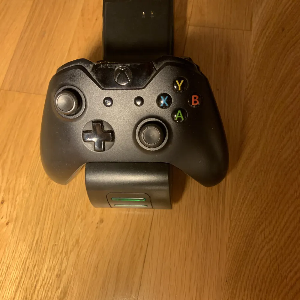 Xboxkontroll laddare i bra skick och en xboxkontroll. . Accessoarer.