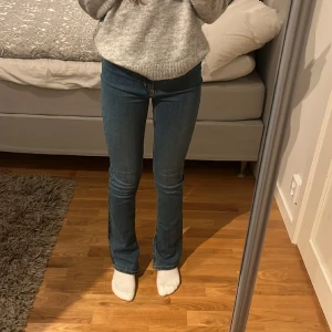 Mörkblåa jeans med slits - Jätte fina mörkblåa jeans med slits. Har använts 1-2 gånger och är i jättebra skick! Säljer på grund av att de är lite försmå och kommer därmed inte till användning. Köpta på nedsatt pris därav priset. TRYCK INTE PÅ ”KÖP NU” UTAN SKRIV TILL MIG FÖRST!💗💗