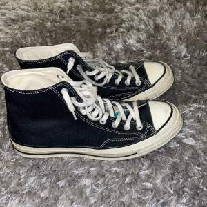 Converse skor använda enstaka gånger lite damm o smuts bata 9,5/10 kvalité 