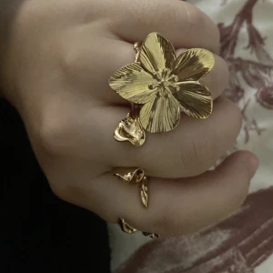 Blom ring  - Säljer denna snygga Blom ringen , as snygg och väldigt populär . 150kr styck paketpris vid köp av flera💕